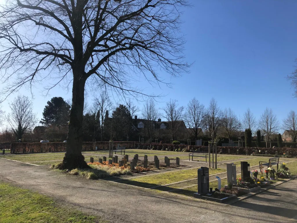 Der Platz mit den Urnengräbern und Sitzgelegenheiten auf dem Altenberger Friedhof.